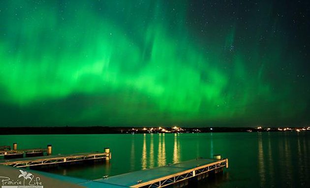 Prairie Life Photo @PrairieLifeSK Last night's #aurora shot at the new pier at #reginabeach #saskatchewan @AuroraMAX @prairiesnorth @westernproducer