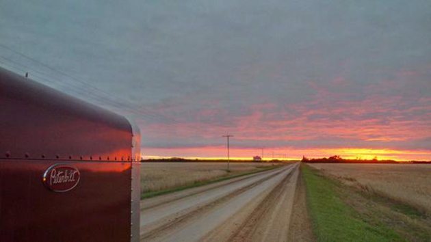 Sarah Leguee @SarahLeguee #tbt to early Sept & this beauty of a sunset as I was hauling off the combine to town! #harvest14 @westernproducer