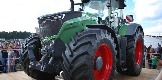 Getting all that power to the ground and keeping it in a 60 inch axle spacing means this nearly 12 foot tall tractor needed some big rubber. That comes in the form of 900/60 R46 on the back and 700/60 R45 on the front. For wheavy tilling the machine can handle tripples where it is required. It weighs in at 31,000 pounds dressed as it is shown here,.| Michael Raine photo