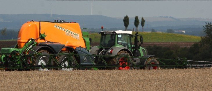 Wadenbrunn, Germany - Farmers crowd the fields as machiney goes to work in the Saxony loam soil. | Michael Raine photo WADENBRUNN, Germany — Every two years Agco’s Fendt holds a demonstration field day near the town of Wadenbrunn, in central Germany.More than 40,000 attend the one day event to see the latest Fendt products, as well as about 75 other companies that have products present.The highlight of the field day are the more than two dozen field demonstrations that take place, while farmers follow the machines in the fleld.The evening before, thousands of farmers and dealers from around the world attend the gala unveiling of the company’s new models.