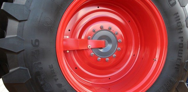 The optional air control system for the giant 900/65 R45 tires keeps them soft in the field, with bigger footprints for greater traction and less slippage. A move to another field will cause the system to boost the pressue alnd make it road ready. |  Michael Raine photo