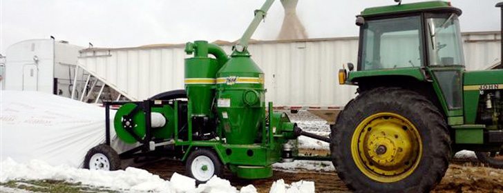 In a demo this winter at Erb Farms in Oak Bluff, Man., the Vac Attach was able to feed 8,000 bushels per hour into the Walinga Agri-Vac. |  Henry Breukelman photo