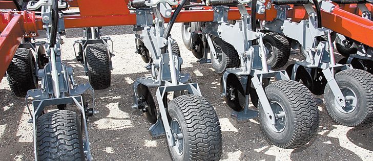 While packers on most air drills run 12 to 15 p.s.i., the Ag System packers run only 3.5 p.s.i. Trip out pressure is adjustable from zero to 5,200 p.s.i. | Ron Lyseng photo