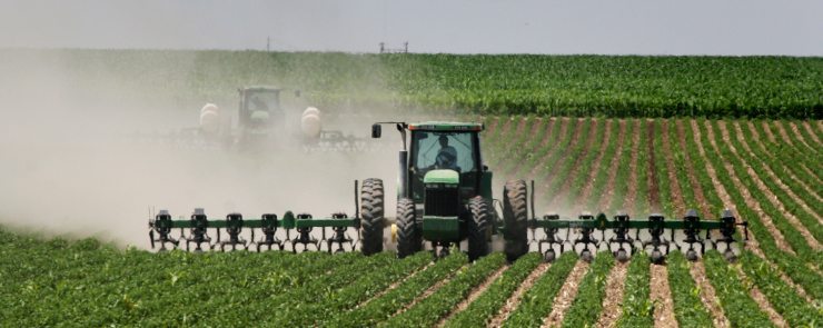 Non-irrigated farmland values in the United States have jumped 25 percent compared to a year ago. File photo. (date last used June 7, 2012)
Soybeans fieldwork continues on the Lamonte farm near Berea  
in western Nebraska, July 21, 2008. The crop is about two weeks late  
say local farmers. A cool, dry spring was followed by flooding in some  
areaas claimed many of the already late crops in the Midwest.  
Irrigation producers found themselves in many areas having replant  
corn and soybean crops. Winter wheat crops produced well, with many  
areas of Kansas, Nebraska, Oklahoma and Colorado averaging above 50 bushels per acre on dryland.