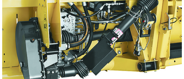 The PTO from the combine drives the in-feed auger through a gearbox. Knives and drapers are driven by two separate hydraulic motors. |  New Holland photo