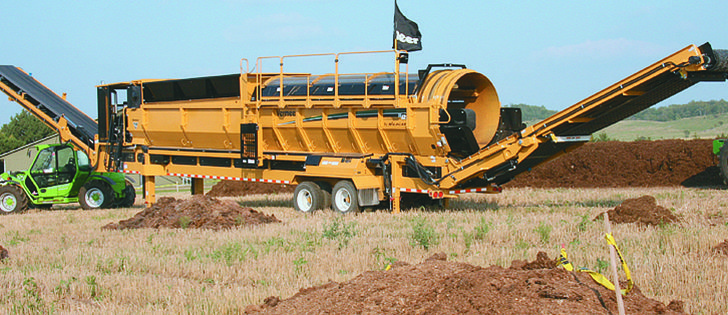Selling manure commercially is easier with a rotating trommel screener like the Vermeer TR520. This demo is set up so everything half-inch and smaller goes out one end to be bagged, while large lumps exit via the other conveyor for field application. |  Ron Lyseng photo