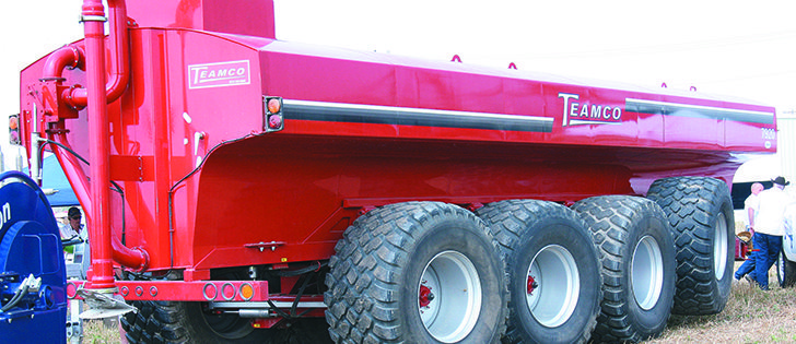 The Teamco slurry cart has fully independent suspension on all eight wheels, with 16 inches of travel. Components can be either stainless steel or aluminum. This is one of the few big carts built with the tank independent of the frame, meaning the tank can be removed without cutting metal.  |  Ron Lyseng photo
