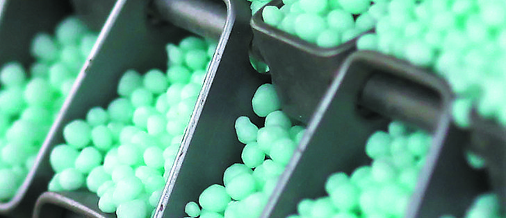 Some producers prefer fall fertilizing to reduce the workload in spring. | Michael Raine photo

