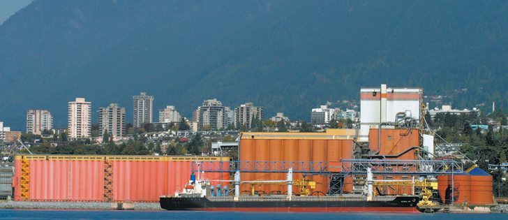 Port elevators at the West Coast have record low stock levels despite a record crop.  |  File photo