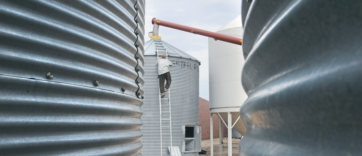 Producers without aerated bins should consider unloading grain and turning it manually, says an agronomist.   |   File photo 