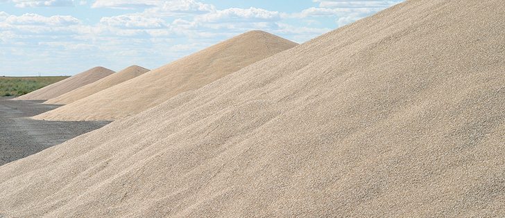 Grain piles are again popping up in southern Saskatchewan.  In many cases bins are full of old crop that didn't move, leaving  farmers to pile new crop on the ground. Durum is particularly  affected after limited delivery opportunities for last year's crop.  These piles are near Mossbank, Sask.