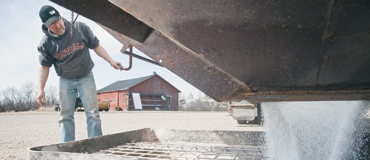 Western Canadian farmers could see higher urea prices this spring, but an analyst with NPK Fertilizer Advisory Service believes prices will remain stable over the long term because of greater Asian production.  |  File photo