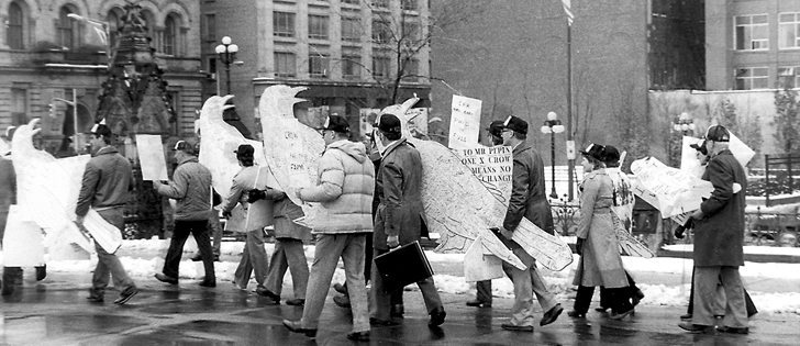 Farmers brought white crows to Parliament Hill in April 1983 as they protested the Liberal government’s plans to change the Crowsnest Freight Rate.  |  File photo