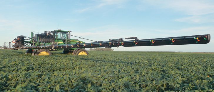 The most notable visual characteristic of a carbon fibre boom is the lack of support structures and cables.  The combination of high strength and low weight makes the boom almost totally self-supporting.  |  King Agro photo