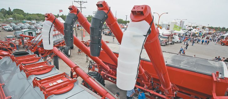 The new tender cart from Morris fills a big air seeder in less than 10 minutes.  |  Michael Raine photo