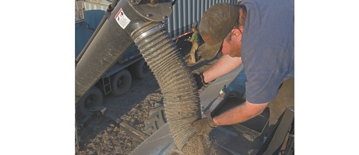 Canadian farmers who buy nitrogen fertilizer this fall will enjoy the lowest prices in years.  |  File photo