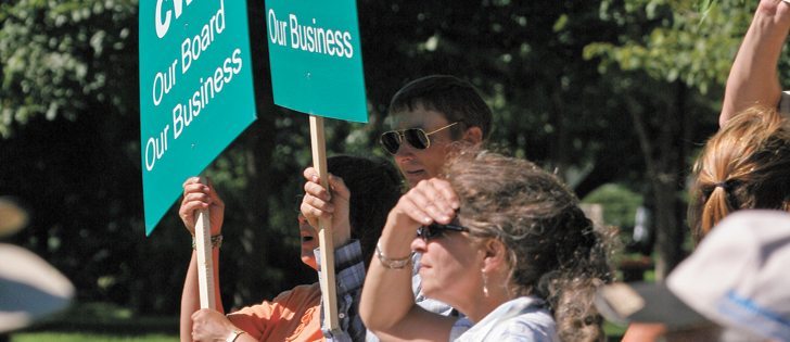 Some argue that commodity groups should not take a side on contentious issues, like single desk marketing, but others say that group leaders have a responsibility to advocate for farmers.  |  File photo 