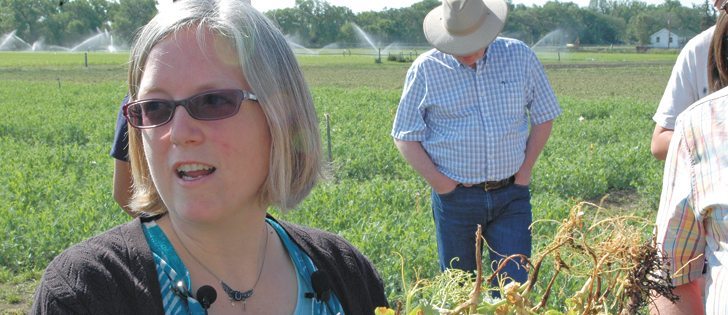 Agriculture Canada research scientist Syama Chatterton discusses aphanomyces, a root rot in peas and other legumes, during a Farming Smarter plot hop in Lethbridge.  |  Barb Glen photo
