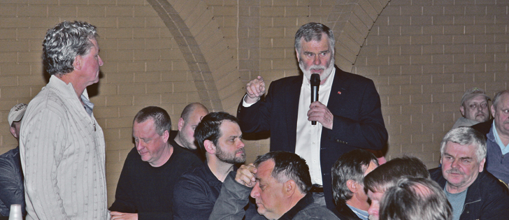 Francis Dobbelaar, left, chair of a new group formed by Ontario’s processing vegetable growers, squared off with Elmer Buchanan, newly appointed trustee of Ontario Processing Vegetable Growers, at a meeting held last week to explain the changes.  |  Mary Baxter photo 