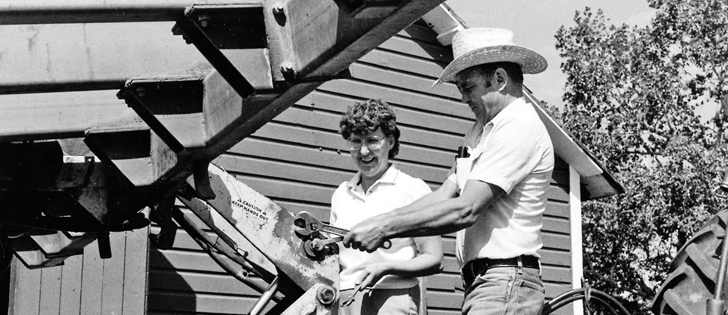 Marilyn and Bob Sharp repaired a stack mover on their farm near Lacombe, Alta., in 1985.  |  File photo