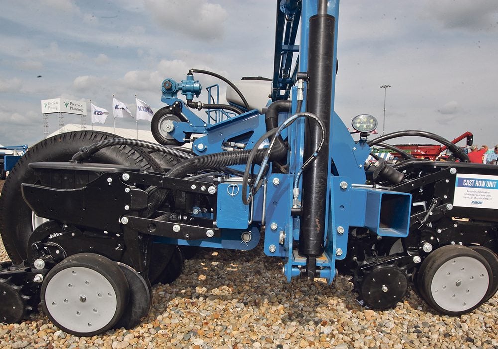 The Kinze 60 foot prototype planter uses a push and pull strategy to get the two ranks, 15 inch centres for soybeans or other crops and 30 for corn, when the front units are lifted. The planter has plenty rubber to keep it level over the big span.
|  Michael Raine photo