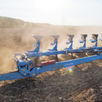 The new Lemken Diamant 16 uses sensors to determine side-pull of the plow.  An arrangement of hydraulic cylinders respond by changing the geometry of the machine to allow the plow torque force to line up directly behind the centre of the tractor rear axle.  Eliminating side pull can result in a fuel saving of 10 percent, according to Lemken.  |  Lemken photo