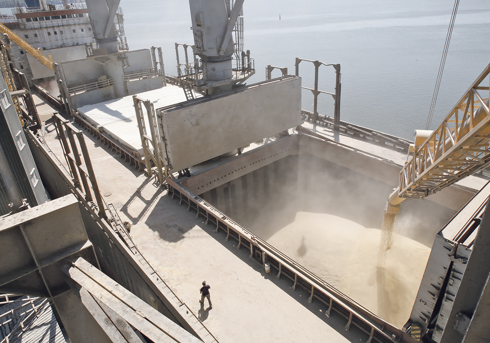 Canada’s grain monitor says it is unfair to compare the country’s terminal capacity growth rate with what is happening in the former Soviet Union because it is comparing apples to oranges.  |  REUTERS photo