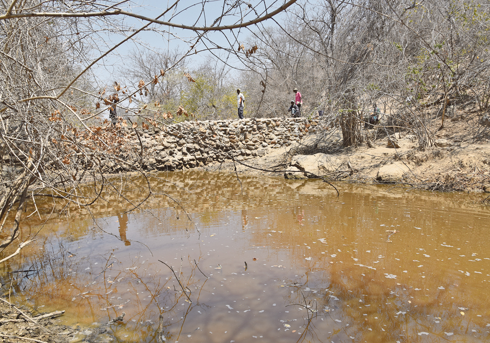 Residents of Binga, Zimbabwe, build a dam to collect water as southern Africa suffers through three years of drought.  |  Canadian Foodgrains Bank/ Shaylyn McMahon photo