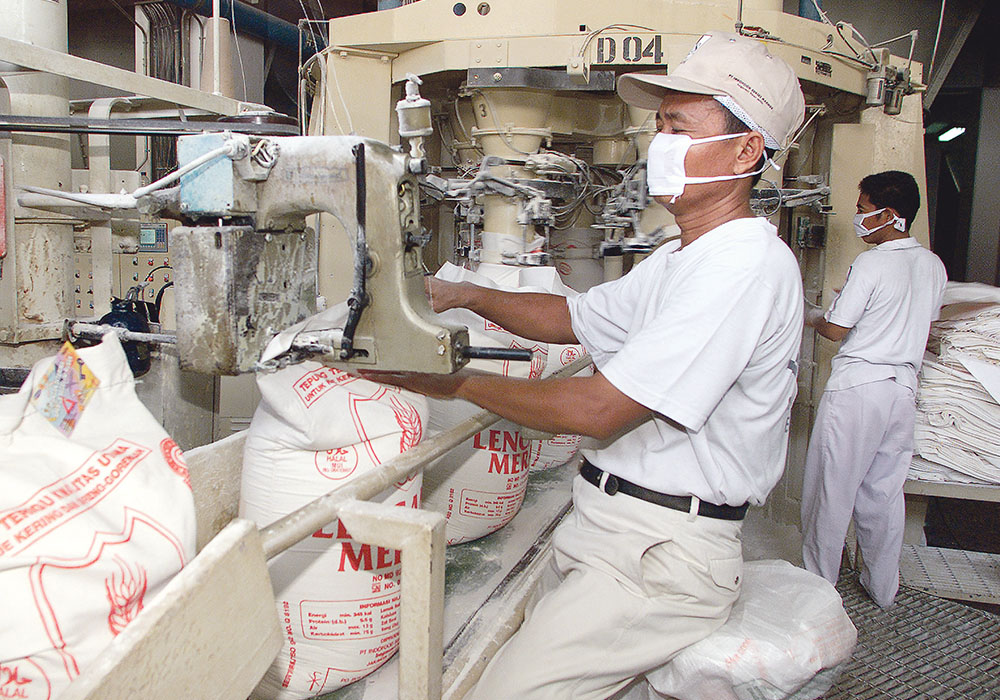Indonesia’s flour demand is said to be growing by five percent per year because of population growth and changes in eating habits, particularly among middle and higher income people.  |  REUTERS/Beawiharta photo