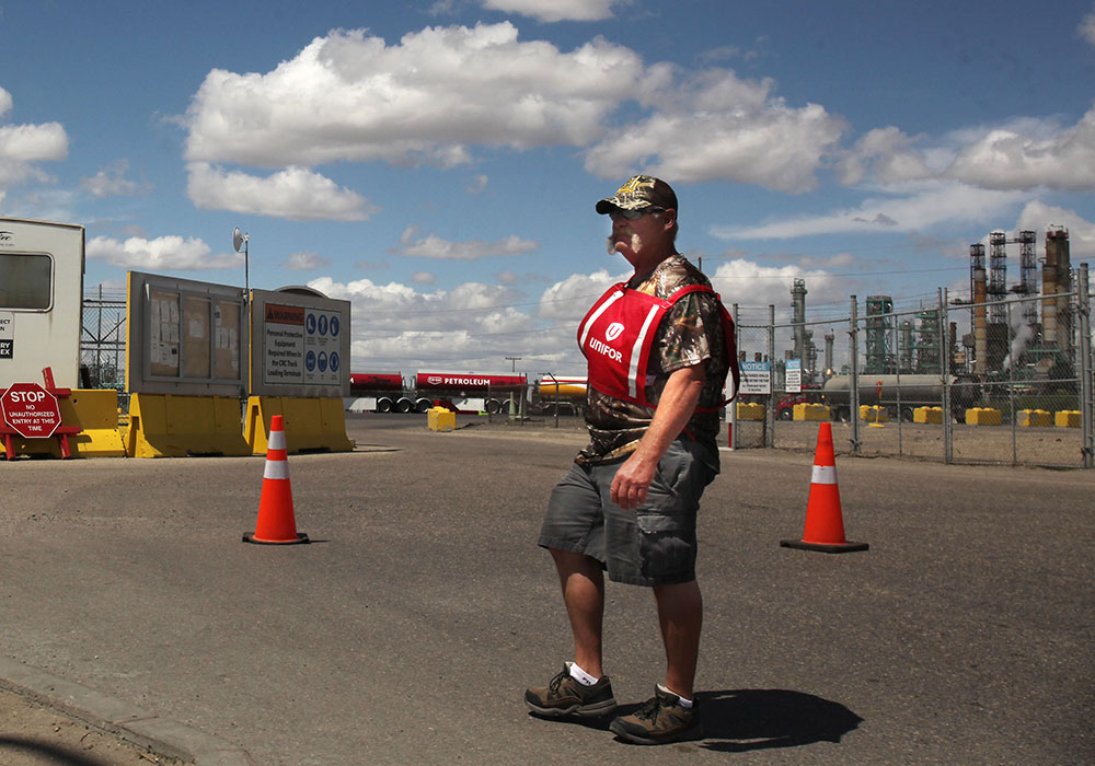 A tentative deal has been reached in the dispute between the Co-op Refinery Complex and Unifor 594. A ratification vote is required.  |  Mike Raine photo