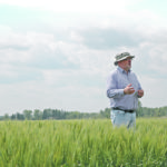 Kelly Turkington talks with producers about a new project that looks to figure out the best managment practices to reduce risks of fusarium. | Jeremy Simes photo