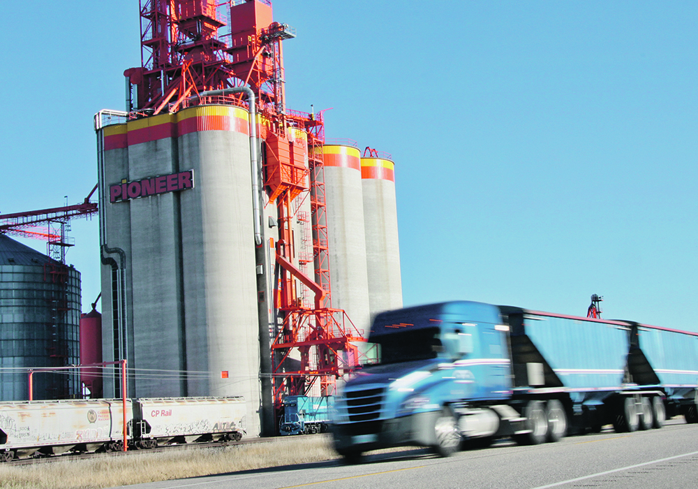 An elevator’s performance is based on how much grain it buys, which can lead to problems for staff when farmers don’t deliver on their contracts. | Robert Arnason photo