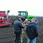 Ukrainian farmers and soldiers meet in the liberated fields of northern Ukraine. | Facebook/SkagenyyAgronom photo