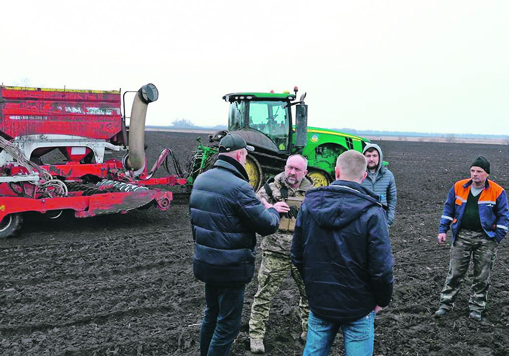 Ukrainian farmers and soldiers meet in the liberated fields of northern Ukraine.  |  Facebook/SkagenyyAgronom photo
