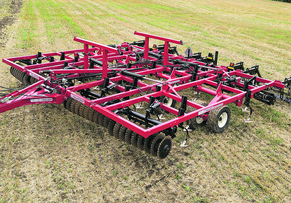 Hydraulically adjustable 6.5-millimetre Cobra disk blades penetrate the soil, aggressively cut residue into manageable pieces, followed by the Talon Sweep with a 2.5-inch wear-resistant vertical blade that penetrates the soil density layer created by the sweep for improved water infiltration and root growth.  |  McFarlane photo