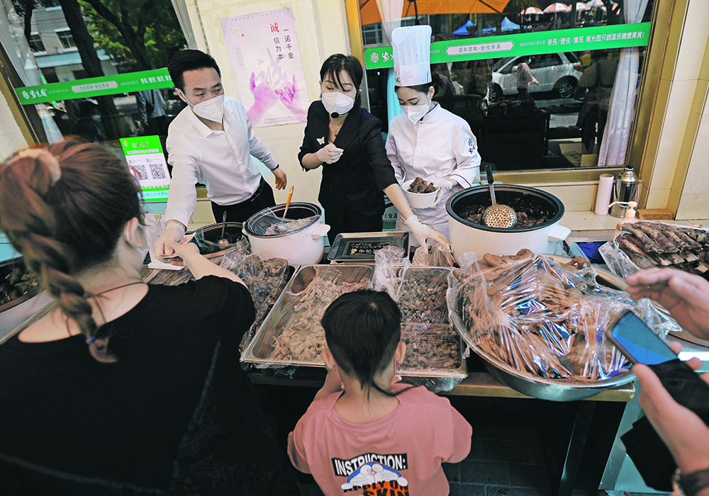 Chinese restaurants use about half of the country’s roughly 17 million tonnes of soyoil to fry food.  |  Reuters/Tingshu Wang photo