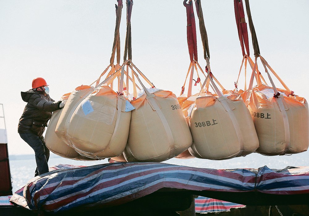 China has announced that it is implementing a quota limiting total phosphate exports to 3.16 million tonnes for the second half of 2022, down from 5.5 million tonnes for the same period of 2021. |  China Daily/Reuters photo 