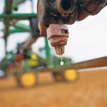 The online site www.sprayers101.com, run by Jason Deveau of the Ontario Ministry of Agriculture and Saskatoon’s Tom Wolf, has taken a hard look at a better option, recirculating booms. | Reuters photo
