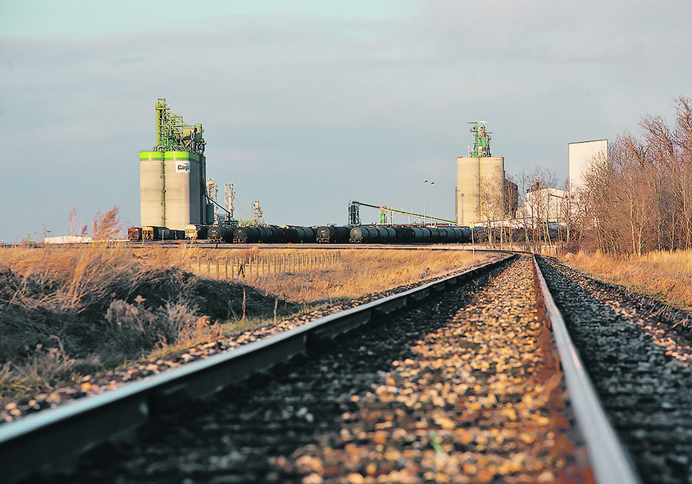 The different standards for test weight and total foreign material in most western Canadian wheat classes are to be the same at primary elevators and for export as of Aug. 1. Sask Wheat and the Agricultural Producers Association of Saskatchewan say this could lead to quality downgrades and lower prices at primary elevators.  |  File photo