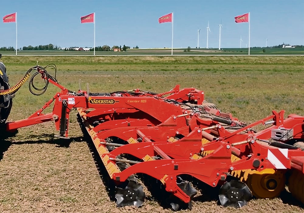 Unlike Vaderstad’s other Carrier models on the North American market, the Carrier 925 has a third row of discs instead of two. The extra row reduces the effective lateral space between discs from 12.5 centimetres on the two-row models down to 8.3 cm on the three-row 925. That ensures complete coverage even at shallow working depths.  | Vaderstad photo