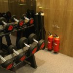 View of a set of dumbbells in a shared fitness pod of the smart shared-fitness provider Shanghai ParkBox Technology Co. at the Caohejing Hi-Tech Park in Shanghai, China, 25 October 2017.
Smart shared-fitness provider Shanghai ParkBox Technology Co. has released a new version of its mobile app and three new sizes of its fitness pod, the company said in a press briefing yesterday (25 October 2017). The update brings a social network feature to the app, making it easier for users to find work-out partners at its fitness pods. The firm has also introduced three new sizes of its fitness boxes which are installed in local communities. The new two-, four- and five-person boxes cover eight, 18 and 28 square meters, respectively. ParkBox's pods are fitted with Internet of Things (IoT) equipment, mobile self-help appointment services, QR-code locks and a smart instructor system employing artificial intelligence.
No Use China. No Use France.