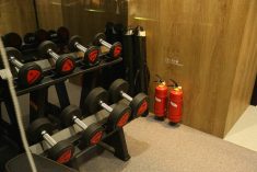 View of a set of dumbbells in a shared fitness pod of the smart shared-fitness provider Shanghai ParkBox Technology Co. at the Caohejing Hi-Tech Park in Shanghai, China, 25 October 2017.
Smart shared-fitness provider Shanghai ParkBox Technology Co. has released a new version of its mobile app and three new sizes of its fitness pod, the company said in a press briefing yesterday (25 October 2017). The update brings a social network feature to the app, making it easier for users to find work-out partners at its fitness pods. The firm has also introduced three new sizes of its fitness boxes which are installed in local communities. The new two-, four- and five-person boxes cover eight, 18 and 28 square meters, respectively. ParkBox's pods are fitted with Internet of Things (IoT) equipment, mobile self-help appointment services, QR-code locks and a smart instructor system employing artificial intelligence. 
No Use China. No Use France.